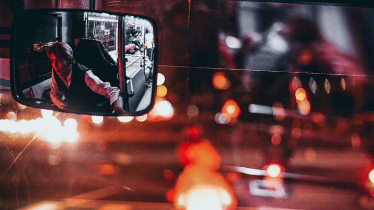 Δώδεκα νεκροί και 43 τραυματίες όταν επιβάτης πούλμαν άρπαξε το τιμόνι από τον οδηγό του Δώδεκα νεκροί και 43 τραυματίες όταν επιβάτης πούλμαν άρπαξε το τιμόνι από τον οδηγό του