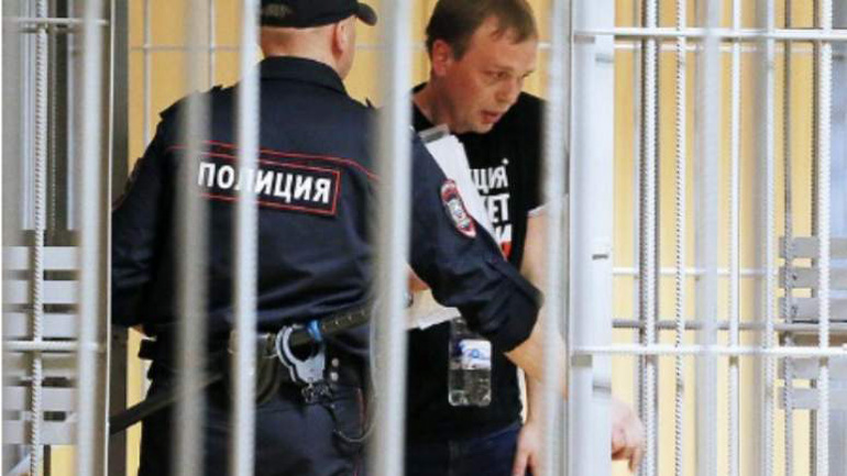 Ρωσία: Ελεύθερος αφέθηκε ο αρχισυντάκτης μιας τοπικής εφημερίδας που είχε κατηγορηθεί για εκβιασμό αξιωματούχου