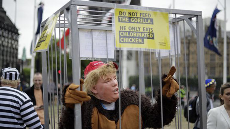 Ελβετία: Διαμαρτυρία σε κλουβιά έξω από τον ΟΗΕ για  τη μεταναστευτική πολιτική του Τραμπ