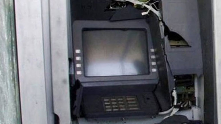 Ανατίναξαν ΑΤΜ στη Γλυφάδα – Άρπαξαν κασετίνες με μετρητά