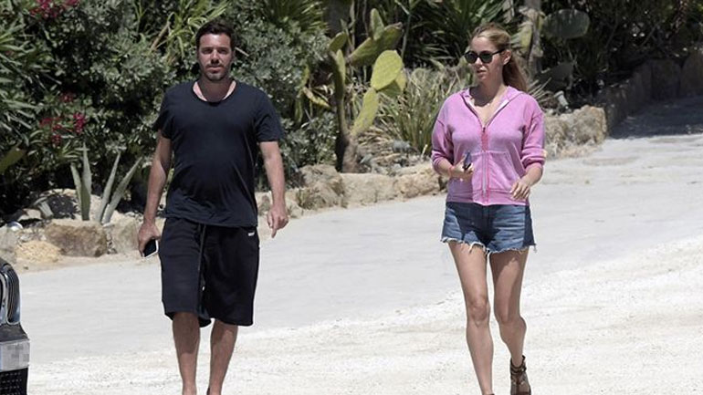 Δούκισσα Νομικού – Δημήτρης Θεοδωρίδης: Χαλαρές στιγμές σε παραλία της Μυκόνου!