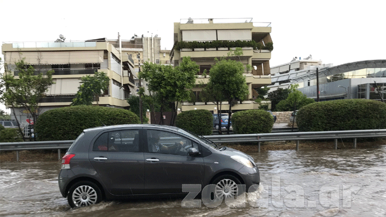 Πλημμύρισαν οι δρόμοι στη Γλυφάδα λόγω της έντονης βροχόπτωσης