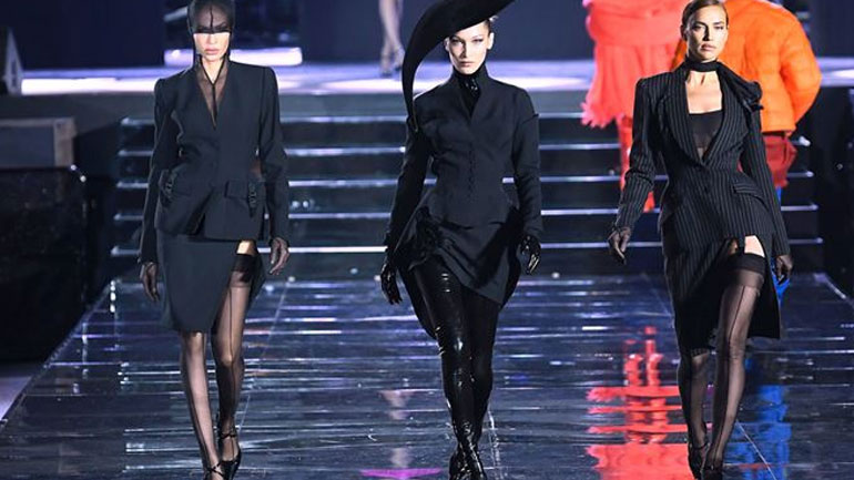 Η Shayk, η Ambrosio και οι αδελφές Hadid έβαλαν «φωτιά» στο runway της Carine Roitfeld