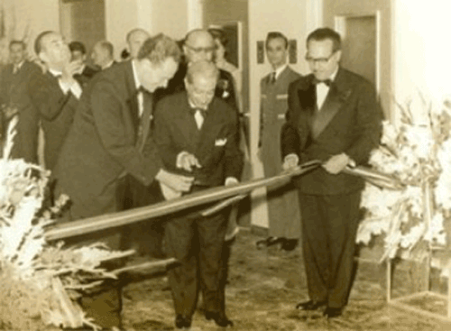 O Κ. Τσάτσος κόβει την κορδέλα των εγκαινίων