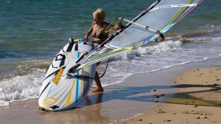 Μια 81χρονη από την Κεφαλονιά θα επιχειρήσει τον διάπλου Κυλλήνη-Σκάλα με windsurf