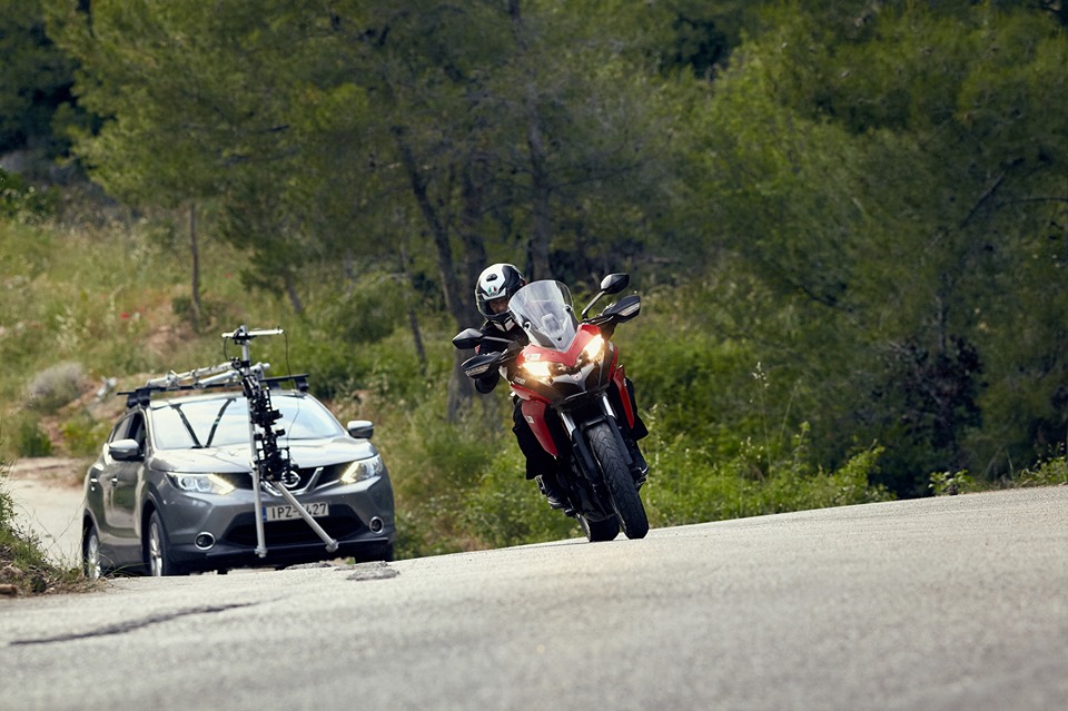 Το ειδικά διμορφωμένο Nissan Qashqai κυνηγά και καταγράφει την μοτοσυκλέτα