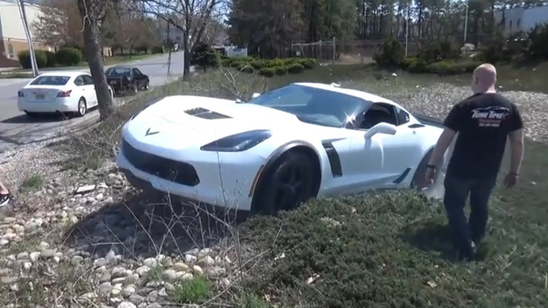 Πήγε να κάνει burnout και κατέληξε στο χαντάκι! Πήγε να κάνει burnout και κατέληξε στο χαντάκι!