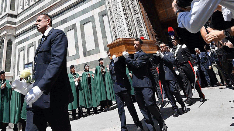 Πλήθος κόσμου στην κηδεία του Φράνκο Τζεφιρέλι