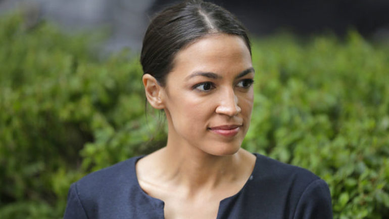 ΗΠΑ: Η Αλ. Οκάσιο Κορτέζ των Δημοκρατικών συγκρίνει τα κέντρα κράτησης μεταναστών με τα στρατόπεδα συγκέντρωσης