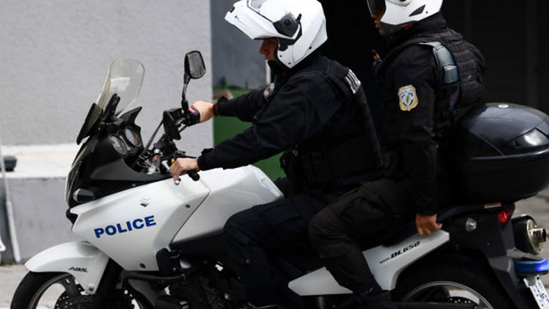 Κλείδωσε τον σκύλο της στο αμάξι και έφυγε – Το ζώο απεγκλώβισαν αστυνομικοί της ομάδας ΔΙΑΣ