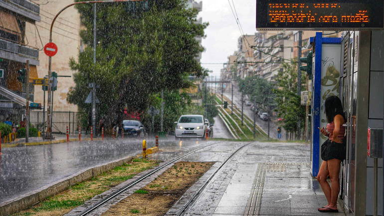 Ισχυρές καταιγίδες στα νότια προάστια – Σε επιφυλακή Δήμοι και Πυροσβεστική