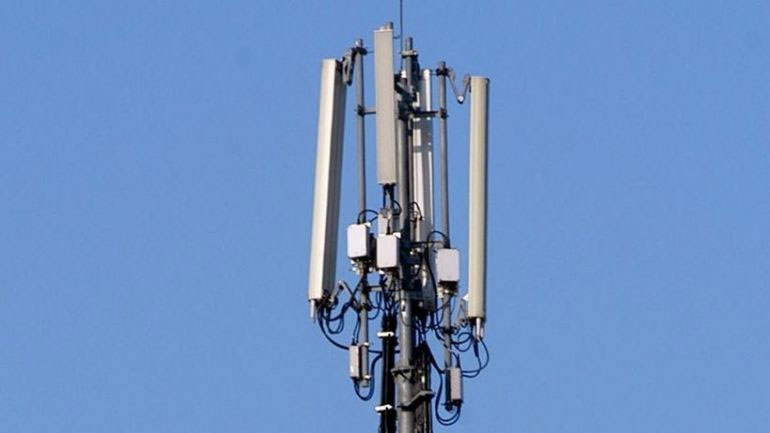 Θεσσαλονίκη: Άνδρας ανέβηκε σε κεραία και απειλεί να πηδήξει στο κενό