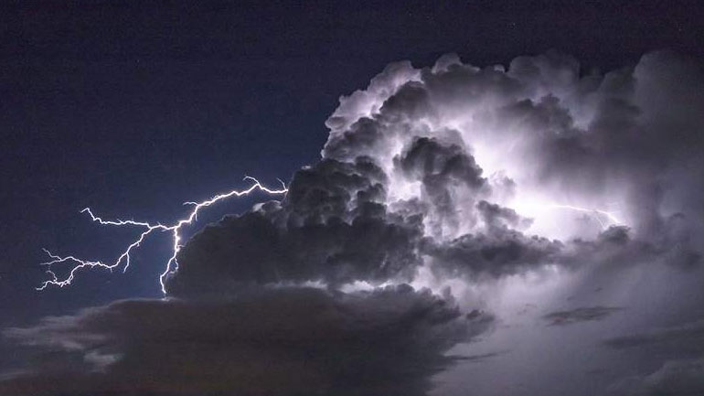 Περισσότεροι από 4.200 κεραυνοί καταγράφηκαν έως χθες το βράδυ Περισσότεροι από 4.200 κεραυνοί καταγράφηκαν έως χθες το βράδυ