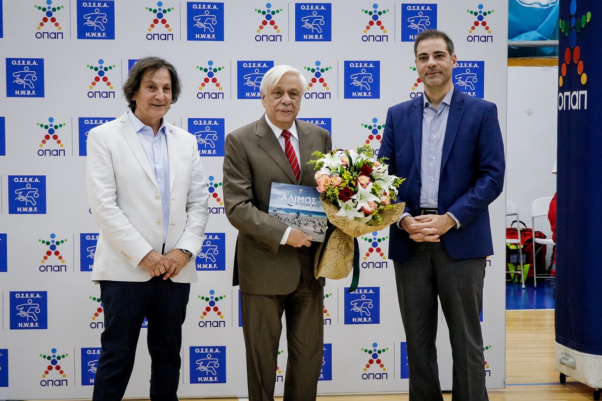 (από αριστερά) κ. Χρήστος Καλούδης, Πρόεδρος της ΟΣΕΚΑ, κ. Προκόπιος Παυλόπουλος, Πρόεδρος της Δημοκρατίας, κ. Ανδρέας Κονδύλης, Δήμαρχος Αλίμου