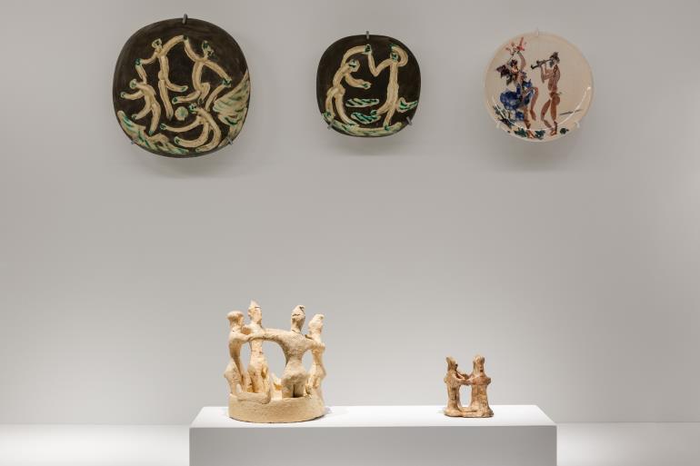 Πάνω Χορευτές του Πικάσο/Κάτω Αρχαίο Ομοίωμα ανδρικού χορού