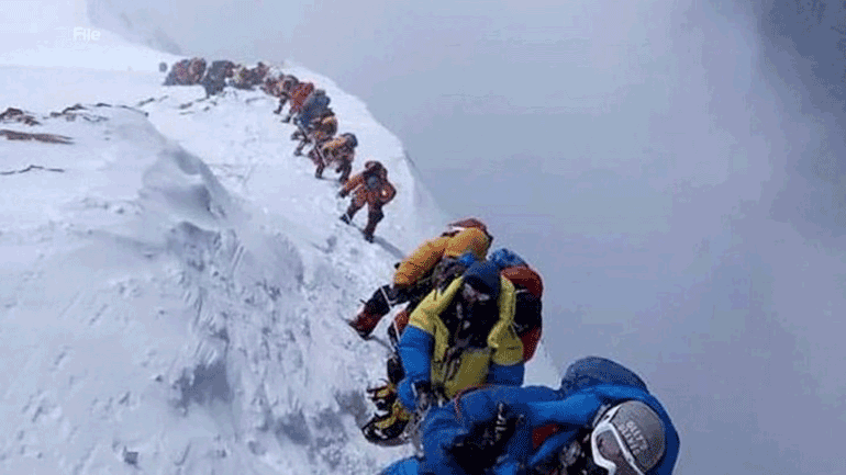 Έβερεστ: Ρεκόρ προσέλευσης στην κορυφή παρά τη «ζώνη του θανάτου»