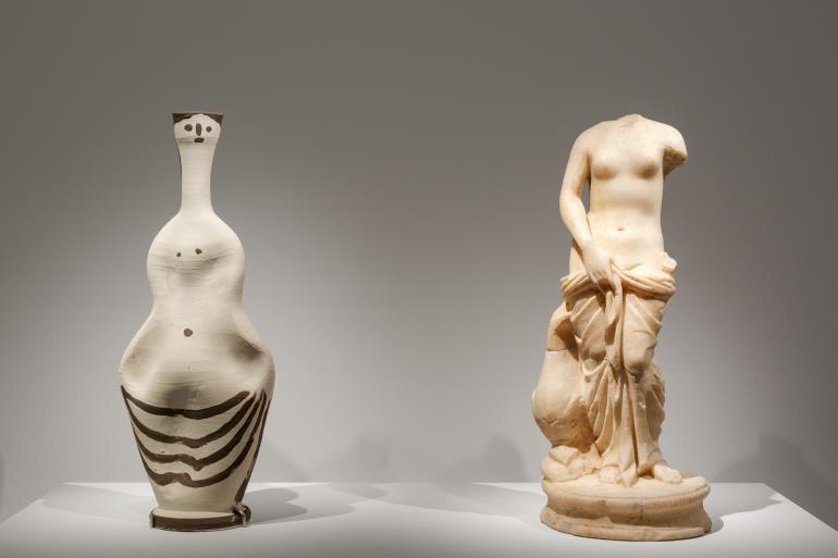 MUSEUM OF CYCLADIC ART© PHOTO PARIS TAVITIAN. Αριστερά Γυναίκα του Πικάσο /Δεξιά Μαρμάρινο αγαλμάτιο Αφροδίτης, ρωμαϊκών χρόνων