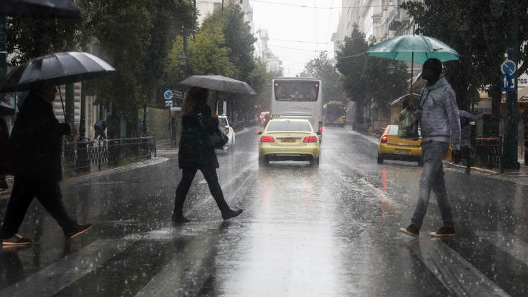 Άνοιξαν οι ουρανοί: Ισχυρές καταιγίδες στην Αττική