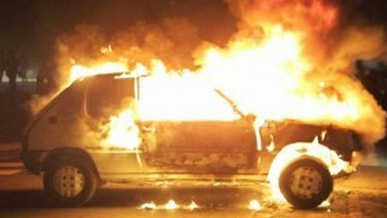 Κρήτη: Στάχτη έγινε το αυτοκίνητο στην Εθνική Οδό