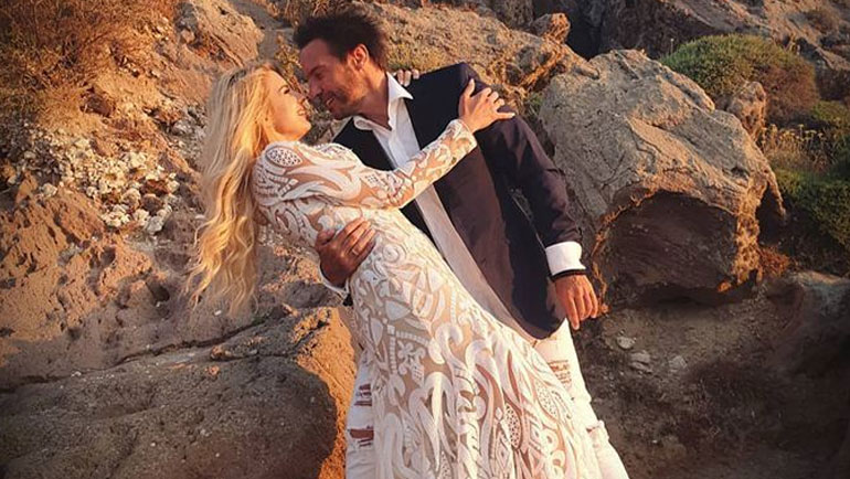 Στράτος Τζώρτζογλου – Σοφία Μαριόλα: Ταξίδι του μέλιτος στη Σαντορίνη!