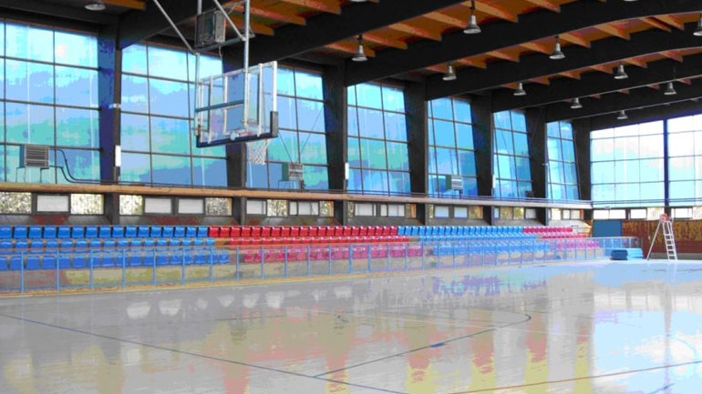 Σε εξέλιξη οι εργασίες ανακατασκευής του κλειστού γηπέδου μπάσκετ στα Καμίνια