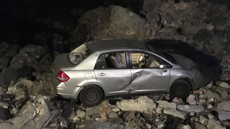 Ηράκλειο: Αυτοκίνητο έπεσε στα βράχια – Απεγκλωβίστηκαν δύο άτομα