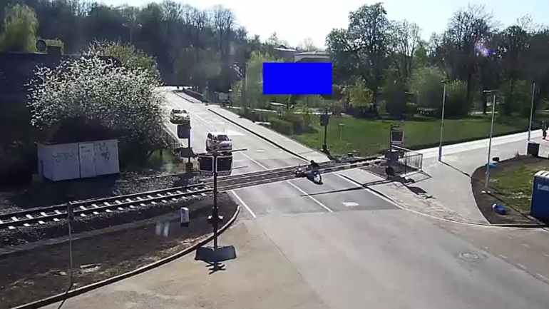 Άνδρας σώζει τη ζωή ενός μοτοσικλετιστή που έπεσε στις ράγες του τρένου