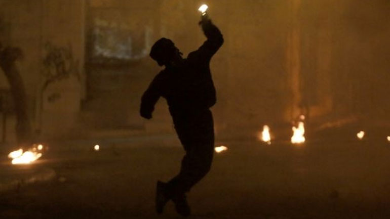 Επεισόδια με μολότοφ έξω από το Πολυτεχνείο