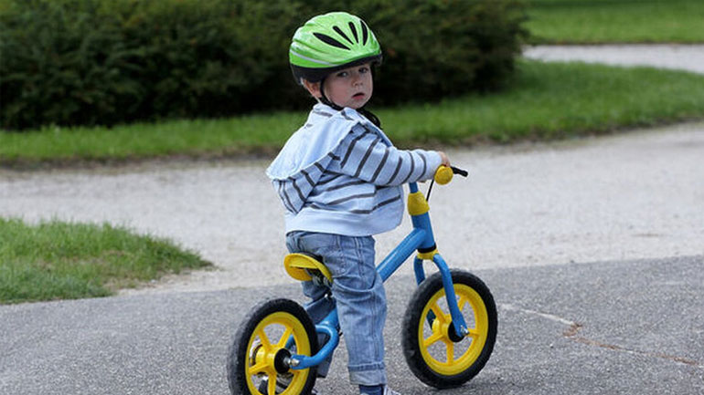 Βοηθήστε το παιδί σας να μάθει ποδήλατο