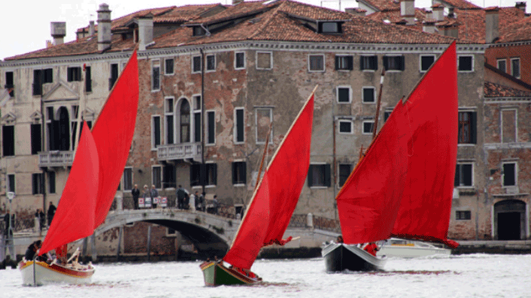 «Κόκκινη ρεγκάτα» στη λιμνοθάλασσα της Βενετίας