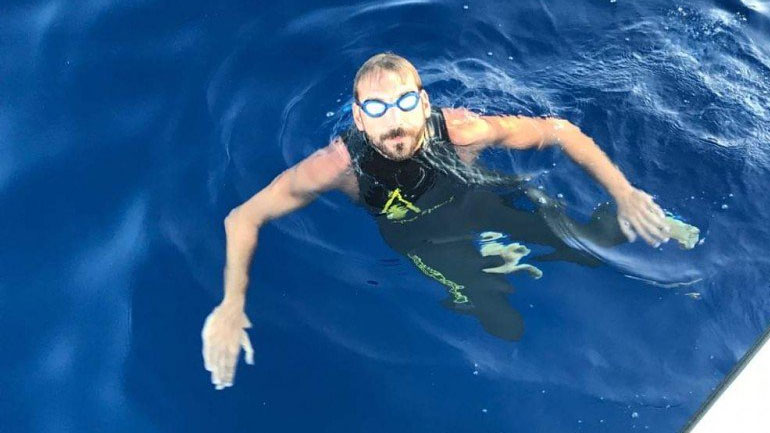 Ναυαγοσώστης κολυμπάει από τη Χώρα Σφακίων έως τη Γαύδο στέλνοντας το μήνυμα του εθελοντισμού
