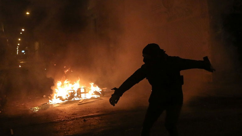 Επίθεση με μολότοφ κατά διμοιρίας των ΜΑΤ στη Χ. Τρικούπη