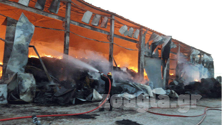 Πυρκαγιά σε αποθήκη με τριφύλλι στο Μακρυχώρι Καρδίτσας