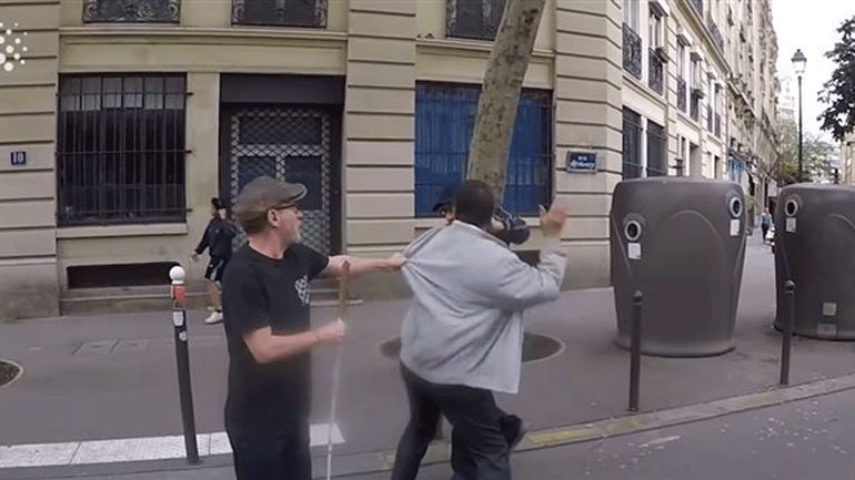 Οργή στη Γαλλία: Οδηγός αρνήθηκε προτεραιότητα σε τυφλό και έδειρε τον συνοδό του