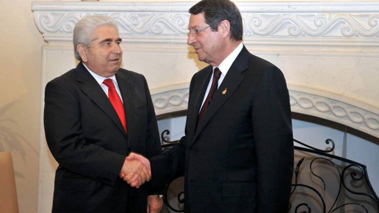 Ο Νίκος Αναστασιάδης αποχαιρετά τον Δημήτρη Χριστόφια