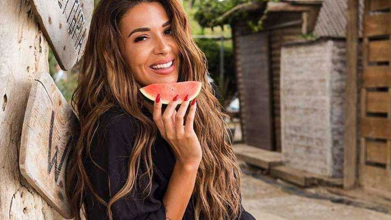 Δείτε την Ελένη Χατζίδου με μαγιό στον έκτο μήνα της εγκυμοσύνης της