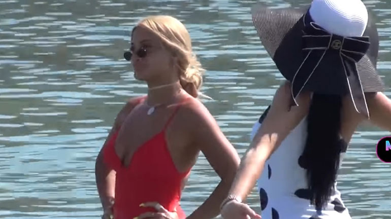 Δήμητρα Αλεξανδράκη – Ιωάννα Τούνη: Ανέβασαν τη θερμοκρασία σε παραλία της Μυκόνου!