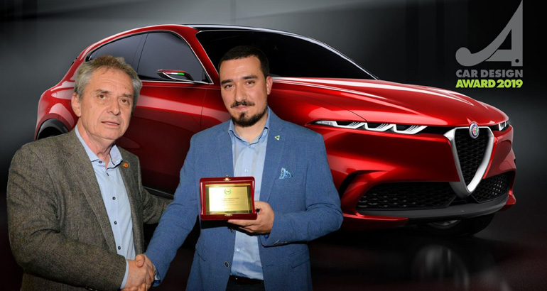 Ο Αλέξανδρος Λιώκης με το βραβείο στα χέρια