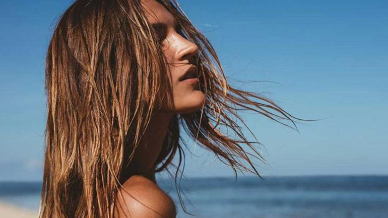 4 tips που σας προτείνουμε για να προστατεύσετε τα μαλλιά σας από τον καυτό ήλιο!