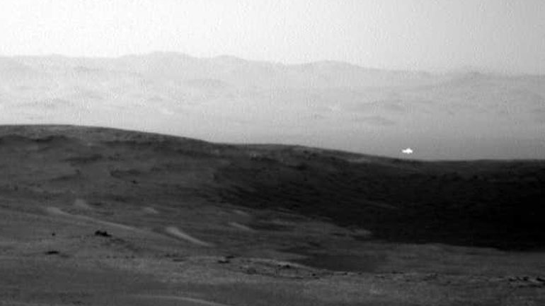 Μυστηριώδης λάμψη σε φωτογραφία του Curiosity από τον Άρη πυροδοτεί σενάρια περί εξωγήινων
