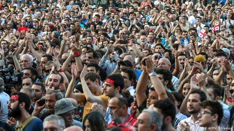 Νέες διαδηλώσεις στη Γεωργία με αίτημα τη διεξαγωγή πρόωρων εκλογών