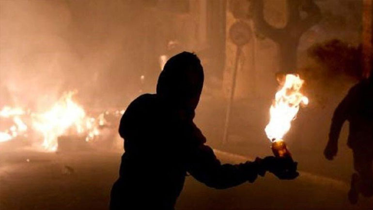 Επιθέσεις με μολότοφ κατά των ΜΑΤ γύρω από το Πολυτεχνείο