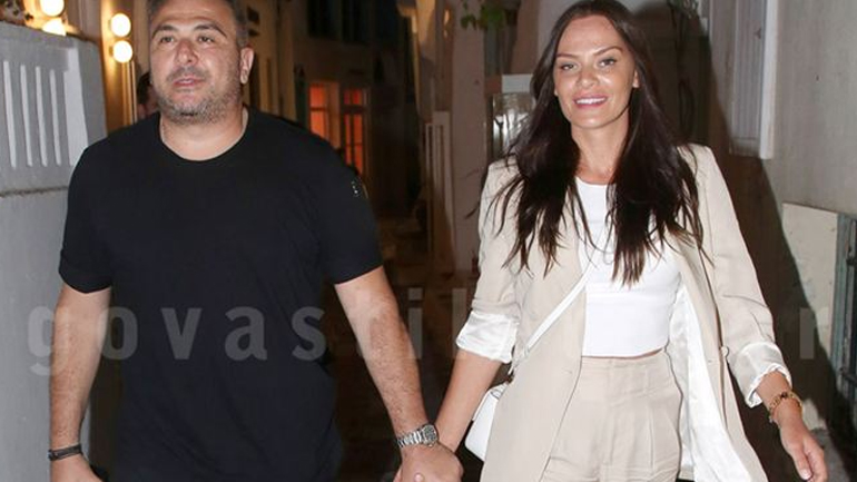 Αντώνης Ρέμος -Υβόννη Μπόσνιακ: Χεράκι – χεράκι στα γραφικά σοκάκια της Μυκόνου!