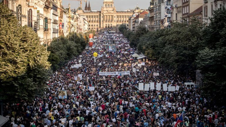 Τσεχία: Επιβλητική αντικυβερνητική διαδήλωση στην Πράγα