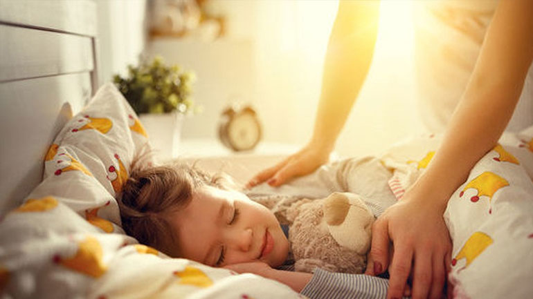 Πώς ο μεσημεριανός ύπνος βοηθάει τα παιδιά