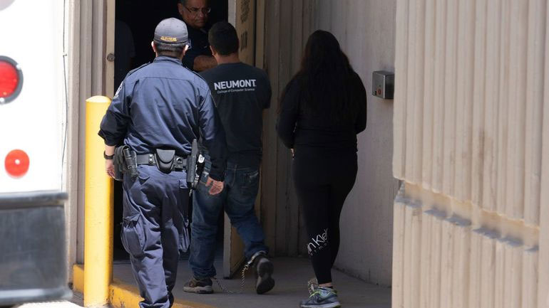 Ο Τραμπ ανέβαλε την επιχείρηση σύλληψης και απέλασης μεταναστών χωρίς άδεια παραμονής