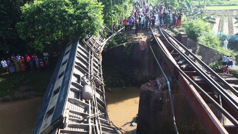 Μπανγκλαντές: Τέσσερις νεκροί και 100 τραυματίες από τον εκτροχιασμό τρένου