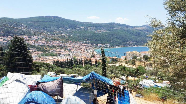 H Σάμος, οι πρόσφυγες και το τουριστικό καλοκαίρι