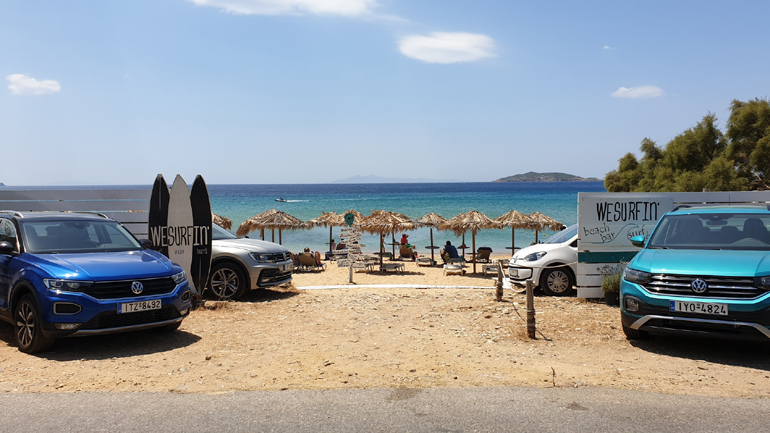 Τα VW παρατεταγμένα στην είσοδο του "wesurfin"