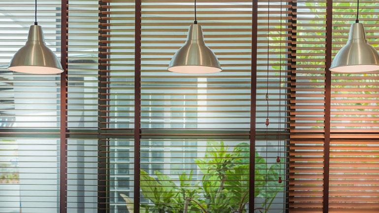 Πώς να καθαρίσετε εύκολα και γρήγορα τα βρώμικα στόρια